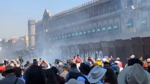 Около 120 человек пострадали во время беспорядков зумеров в Мексике.

Протесты против...