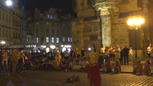 Девушка танцует на главной площади Праги