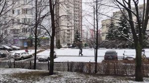 "А снег идёт..❄️"Песня на прогулке.Вчера в Москве был первый снег.❄️☃️