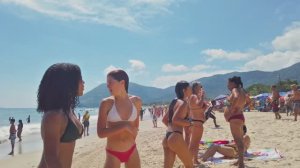Красивые девушки в микро бикини на пляже в Рио