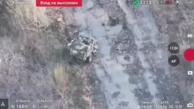 Операторы БПЛА поражают вражескую технику