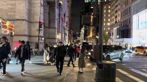 США. Ночная прогулка по 5-й авеню в Нью-Йорке