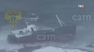 В Териберке шторм оторвал от причала два судна