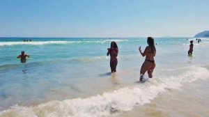 Красивые женщины в бикини на пляжах Бразилии