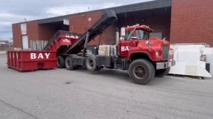 Раритетный Mack крючковой погрузчик с несимметричной кабиной!