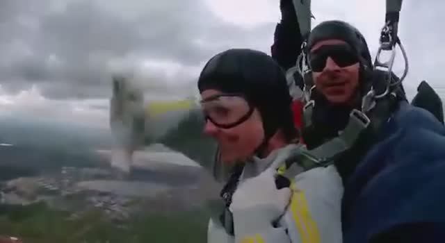 Первый прыжок с парашютом смотреть онлайн