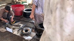 Процесс ремонта трансмиссии Caterpillar.