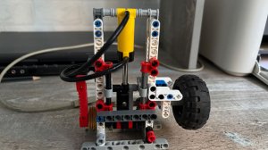 Одноцилиндровый пневматический двигатель из лего