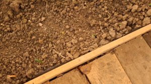 Пилим почти готовую пристройку. Утром мороз, а перед отъездом солнце