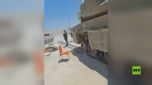 قطاع غزة.. جندي إسرائيلي يظهر خط موراج أمام مبنى مطاحن المحيط الكبرى