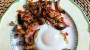 Горячая закуска с баклажаном, колбасой, яйцами. Быстро. Сытно. Ароматно.