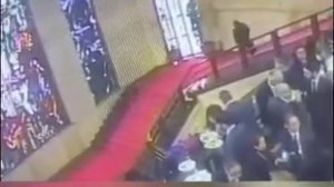 Итальянский чиновник разбил головой витраж, которому почти 100 лет