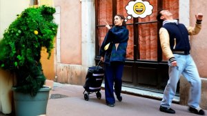 Она обернулась, и произошло нечто неожиданное!!