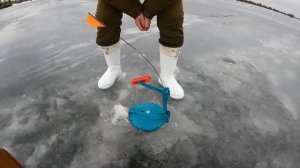 Первый лёд 2025-2026! День трофеев! Щуки рвут лески на жерлицы! Рыбалка в экстремальных условиях!