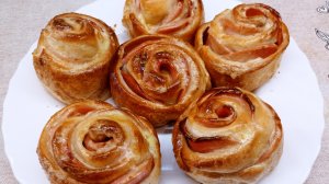 Булочки из слоённого теста с колбасой на завтрак