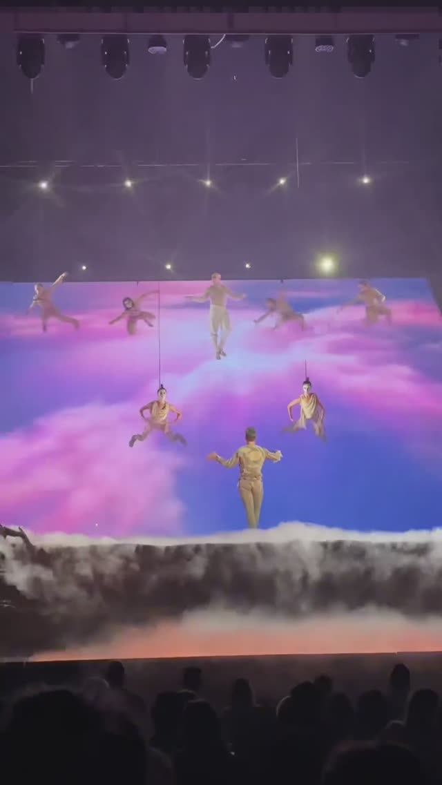 Шоу Антигравитация от режиссёра Цирка Дю Солей