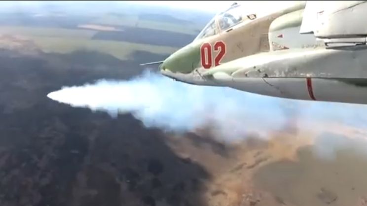 Облака - белогривые лошадки. Главный герой клипа на песню группы "Ключи" - штурмовик Су-25 смотреть онлайн