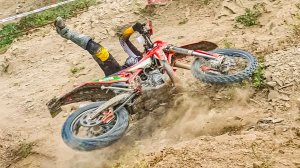 Горы, лес, дикая Enduro гонка