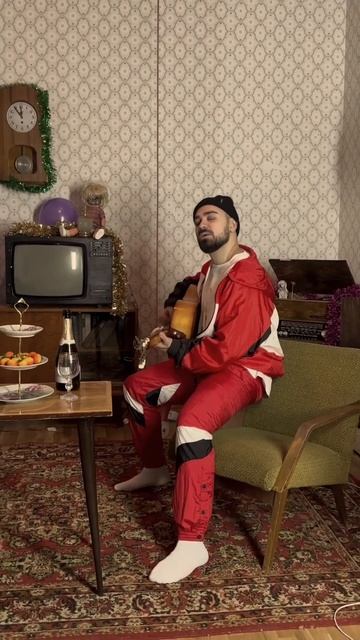 Ну что, кто уже повесил гирлянды и поставил ёлку? 🎄 смотреть онлайн