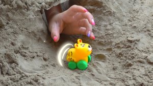 Открываем яйцо сюрприз с игрушкой | мультик для малышей | учим цвета и цифры | детские  песенки