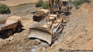 CAT D11N бульдозер рыхлит горную породу для экскаватора 5130B.