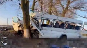 В Белгородской области столкнулись автобус с рабочими и грузовик с зерном