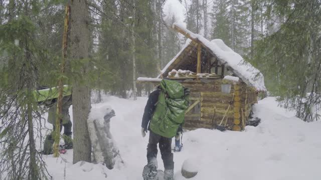Поход в лес с девчонками в избу. Часть 1. ❄️ Апрельское безумие. ️ Добрые походы.