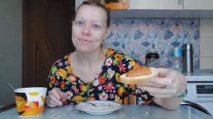 Завтрак, мукбанг, каша и бутерброд с куриной колбасой и с чаем, не заработала