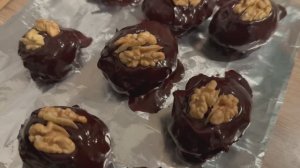 Домашние ореховые пирожные в шоколаде - просто и очень вкусно