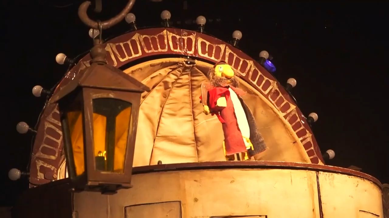 В театре кукол