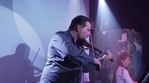 Анна Лайкова - клавиши, Артём Котов - басовая скрипка  Woodkid I love you Glastonberry club 30.07.23