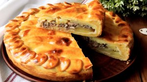 Пирог с картофелем и рыбными консервами: сытно и вкусно