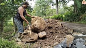 Строительство, самый сильный шахтёр разбивает камни в ручную