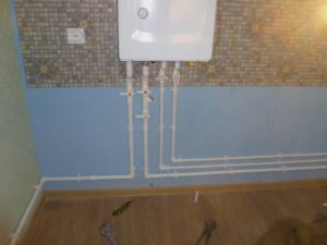 Сделал пластиковое отопление  . И смонтировал настенный газовый котёл .