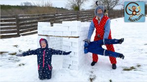 Манкиту строят домик из снега, играют в снегу