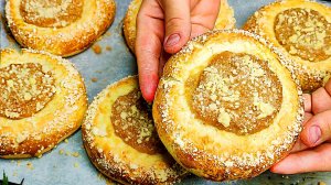 ВОЗДУШНЫЕ ватрушки с яблоками! Тесто мягкое, как пушинка!