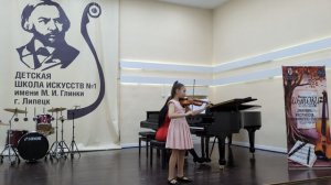 Тарасова Анна (10 лет), уч-ся 4 класса ДШИ №1 г. Ельца, Э. Дженкинсон "Танец эльфов"