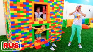 Влад и Никита строят трехэтажный дом из цветных блоков!