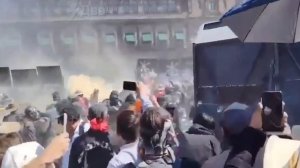 Тысячи зумеров хотят свергнуть очередное правительство — на этот раз в Мексике: обезумевшая толпа шт