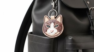 Стильный брелок-кошка из натуральной кожи