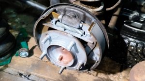 Нива Тревел, замена задних колодок, нюанс с барабанами.