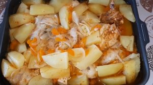 Запечённая курица с картофелем в духовке. Очень простой и вкусный рецепт.
