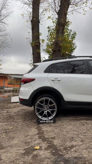 Kia Rio на примерке дисков в 17-ом диаметре