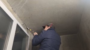 Балкон в стиле лофт: удаление укрывки и чистка бетонного потолка