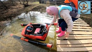 Манкиту построили плотину для машинки-лодки.