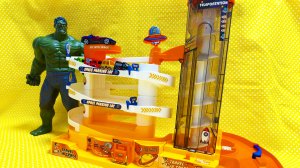 Супергерой Халк играет в Машинки гоночки.Мстители.Марвел.Игрушки для детей.Супергерои.Машинка.