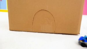 Влад и Никита играют с большой коробкой для игрушечных машин!