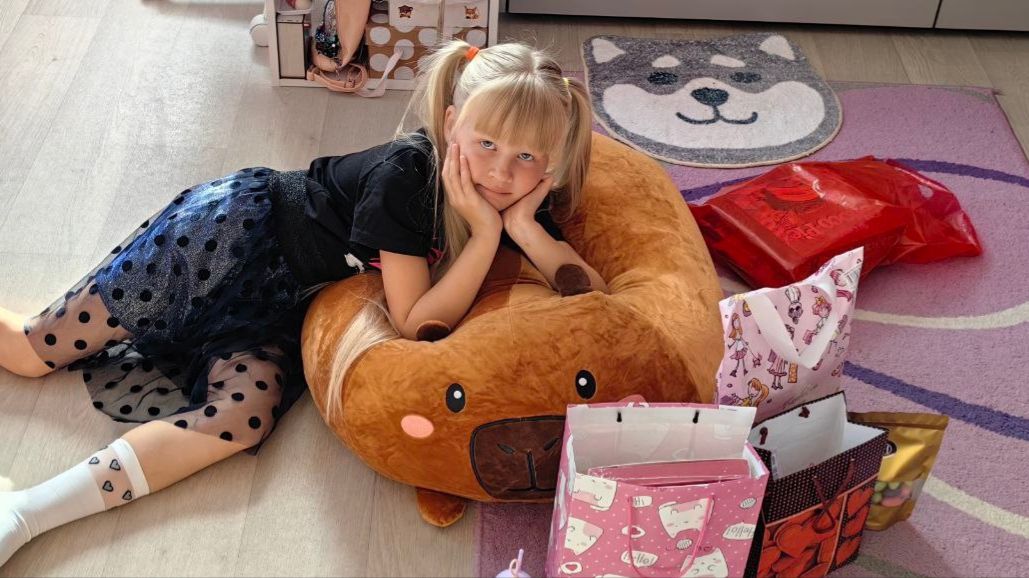 Аня празднует День рождения 8 лет Пришли друзья Распаковываем первые  подарки.