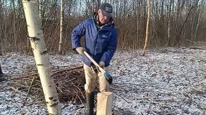 как Мужчина колет дрова