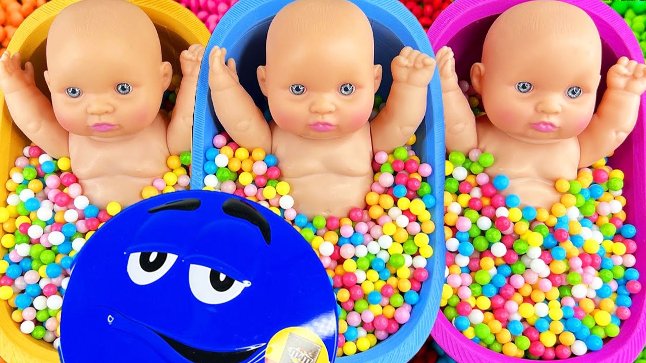 Мультики для детей. Разноцветные шарики в ванночках с куклами. Смотреть онлайн для детей и малышей. смотреть онлайн